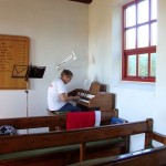 Nekselø Kirkes organist, Jane Øberg spiller på kirkens orgel.