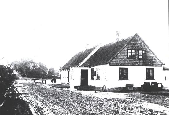 Sejerø, gammelt billede m. kirken i baggrunden red.