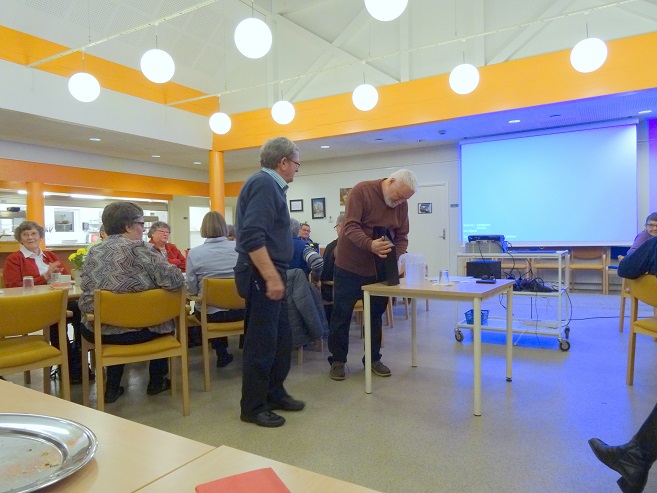 Lokalhistorisk foreningens formand Jens Weinreich har netop takket aftenens foredragsholder Kaj Buch Jensen for aftenens spændende foredrag. Som en beskeden belønning fra vor forening modtog Kaj Buch Jensen 3 flasker rødvin, som han er i færd med at tage i øjesyn. - Foto: F.P.