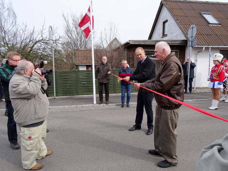 Borgmester Martin Damm klipper snoren til Svebølles nye flagalle. Martin Damm bliver assisteret af Olav Rye Hintze, Hallur Hallsson og Vibeke Riise Andersen - 3 af initiativtagerne til flagalléen. Th. ses fortroppen til fra Ruds Vedby Garden. Gardens deltagelse var et af indslagene i dagens arrangement. Foto: F.P.