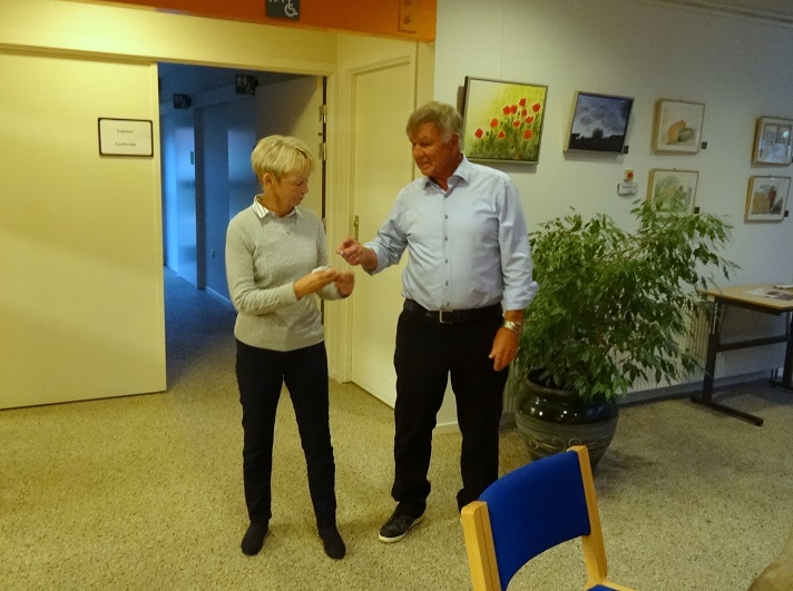 Der var nogle, der ikke kunne stå for fristelsen til at blive fotograferet sammen med berømtheden. Foto: F.P.
