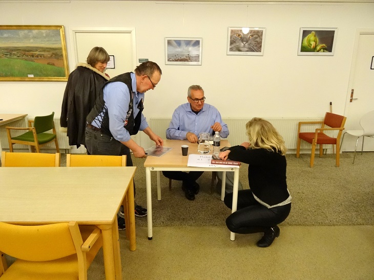 Efterfølgende var der lige noget Niels og Stine skulle have klaret. Vi gætter på, at Niels skulle sikre sig den obligatoriske signatur fra aftenens foredragsholder. Hvad det er Stine skal have rede på, får stå hen i det uvisse, men som det ses, så bøjer hun sig "dybt i støvet" for aftenens foredragsholder. Foto: F.P.