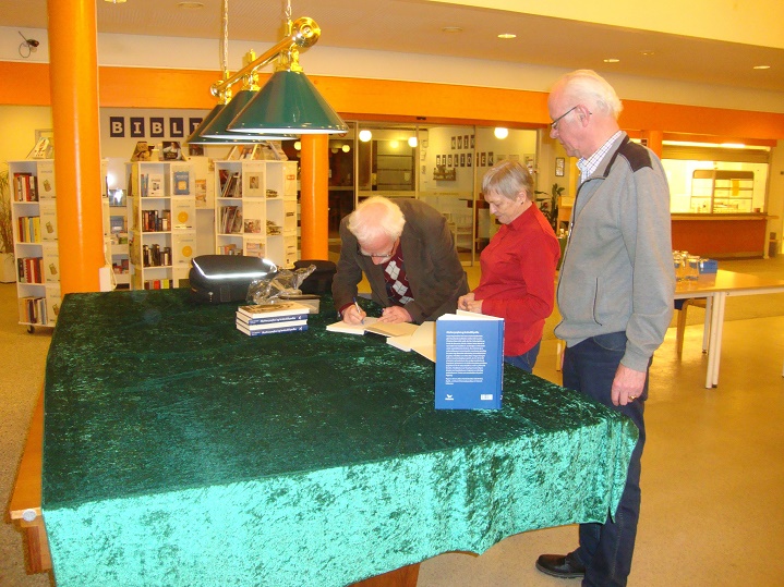 De fleste valgte at få bogen signeret. Foto: F.P.