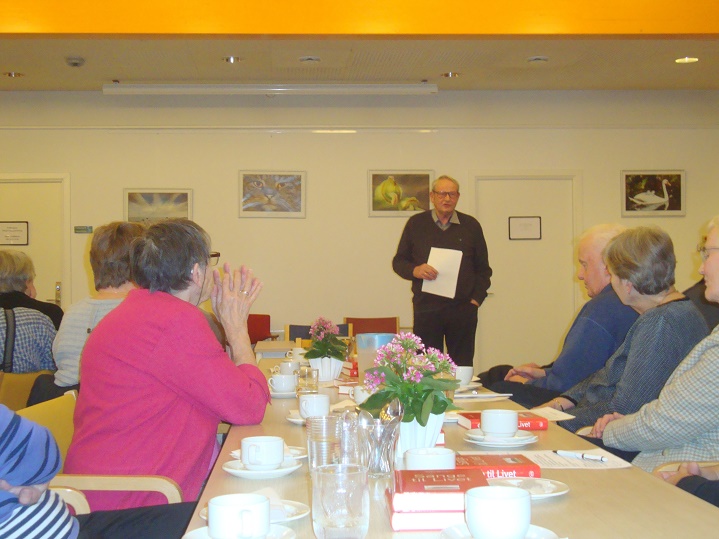 Jørgen Arnam-Olsen er godt i gang med sit foredrag. Foto: F.P.