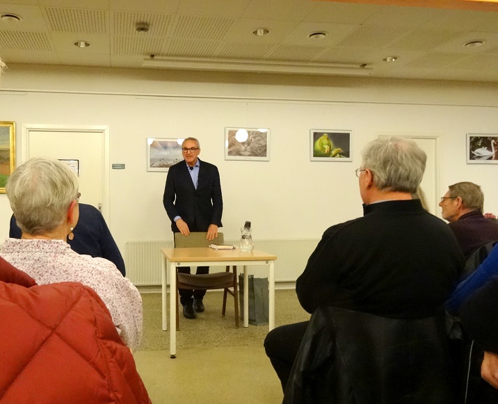 En veloplagt Samuel Rachlin har begyndt sit fængslende foredrag. Foto: F.P.