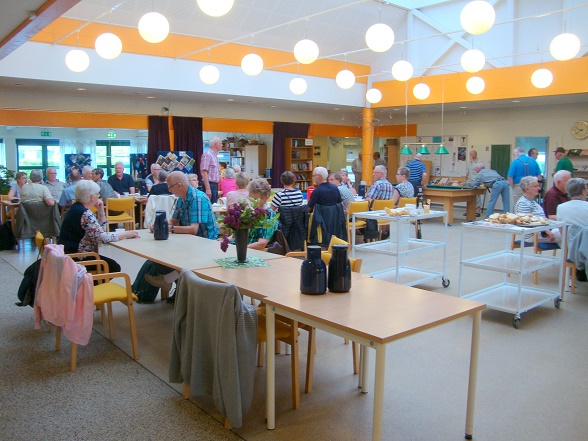 Dagen indledtes med morgenkaffe med rundstykker og en lille én i Svebølle Aktivitetscenter - Foto: F.P.