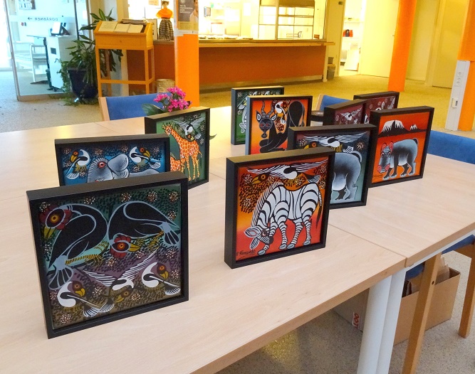 Margit og Henrik havde medbragt lokal kunst fra Tanzania. Overskuddet ved salget går til bedring af forholdene for masaipigerne. Foto: F.P.