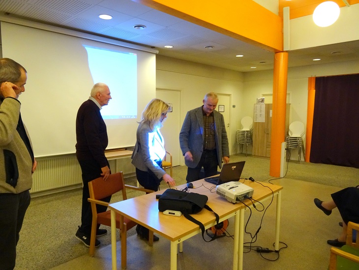 Lars R. Møller bliver instrueret i brugen af de tekniske hjælpemidler af bibliotekar Stine Veisegaard. Foto: F.P.