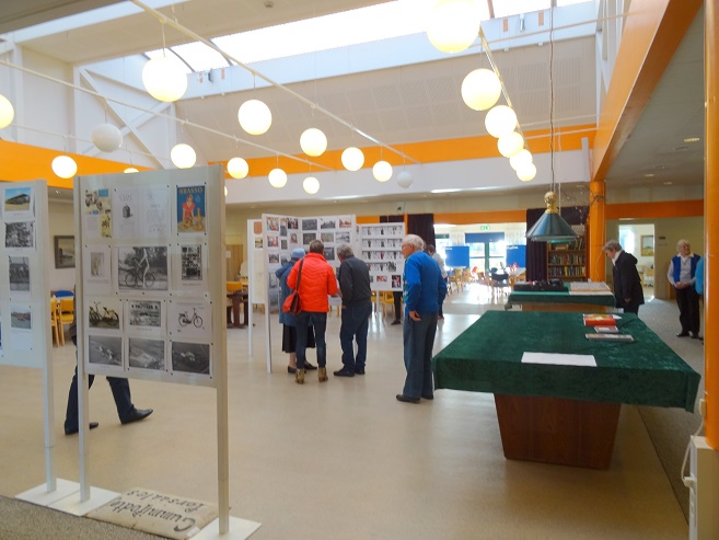 Arkivets formand Jens Weinreich har stor lokal viden og ses er her i færd med at forklare, hvad, der ses på en af de mange udstillingsrammer, men Poul Nautrup i blå trøje ser til. Foto: F.P. 