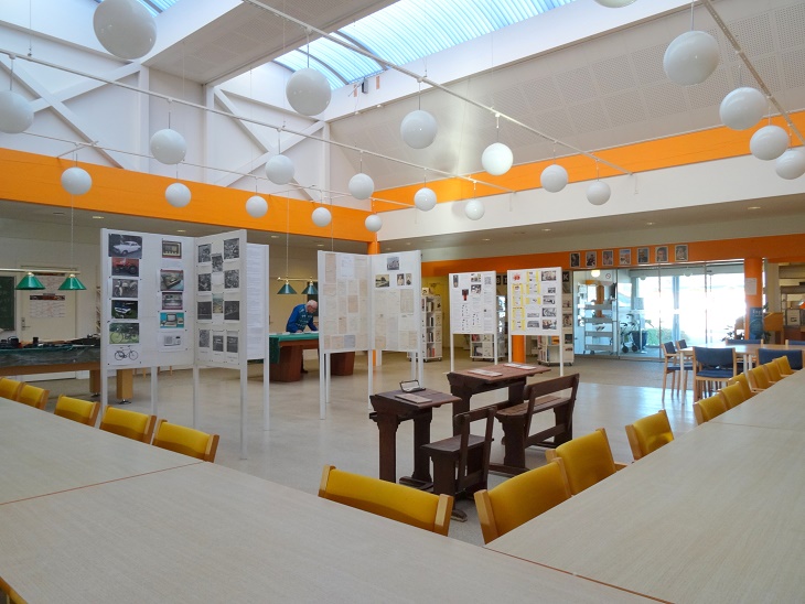 Som det fremgår af billedet, findes der vel næppe et smukkere udstillingslokale i Kalundborg Kommune end Svebølle Aktivitetscenters café-lokale. Foto: F.P.