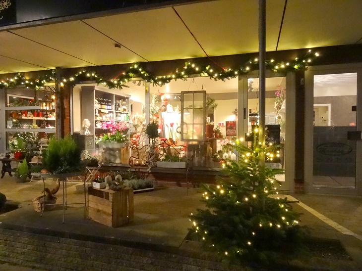 Butikkerne er pyntede og er med til at skabe julestemning, som her Frk. Tulle Blomster. Foto: F.P.