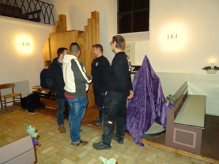 De fremmødte fra Kalundborg-egnens produktionsskole, Saltoftevænge i Svebølle. Kunstneren, der har fremstillet "lys-stjernen", Johnny Lindahl ses som nr. 3 fra venstre. Foto: F.P.