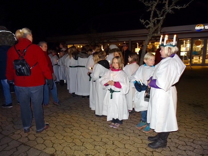 De mange børn, der var med i Lucia-optoget, der udgik fra Åvangen Foto: F.P. Foto: F.P.
