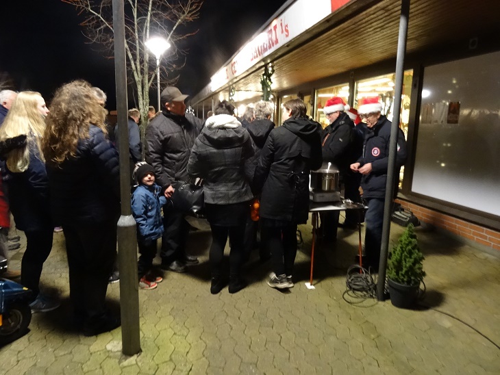 Der var travlhed og kø ved gløgg'en. Foto: F.P.