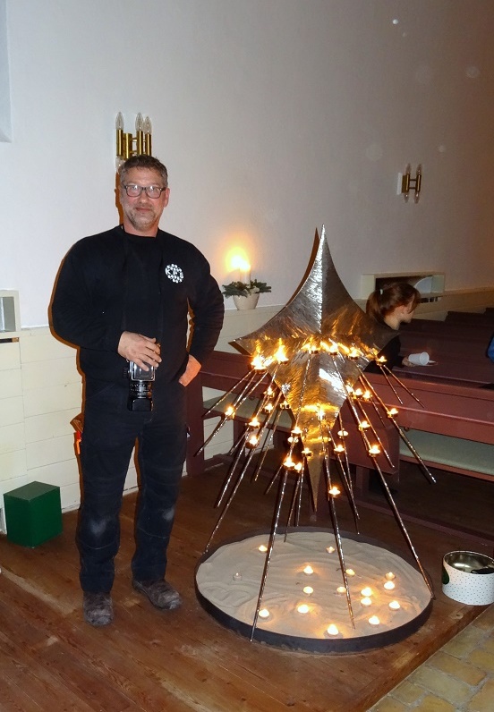 Kunstneren og smeden Johnny Lindahl ved siden af sit flotte kunstværk. Foto: F.P.