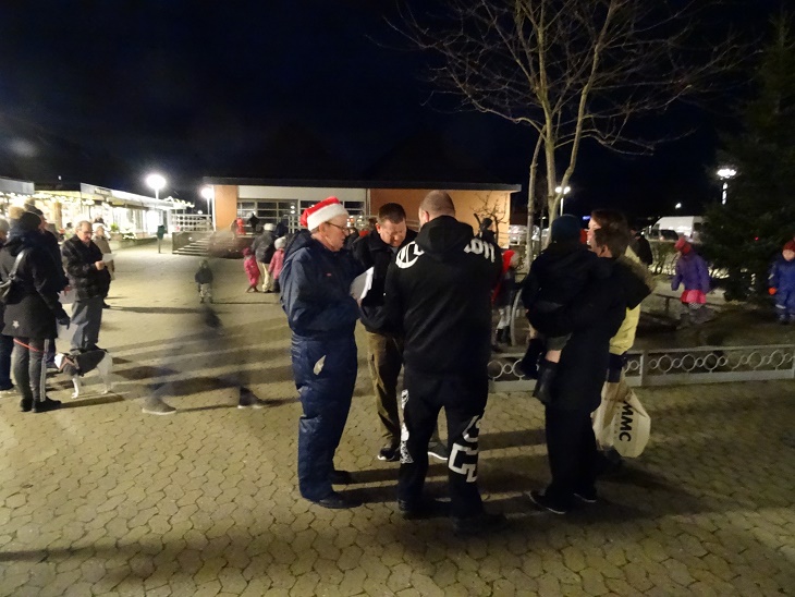 Niel Kristiansen deler julensangen ud. Der skulle selvfølgelig synges Et barn er født i Bethlehem. Foto: F.P.