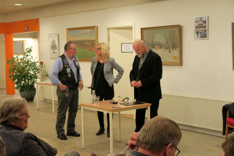 Kåre Johannesen i samtale med Niels Kristiansen fra Svebølle Aktivitetscenter og bibliotekar Stine Veisegaard Foto: F.P.