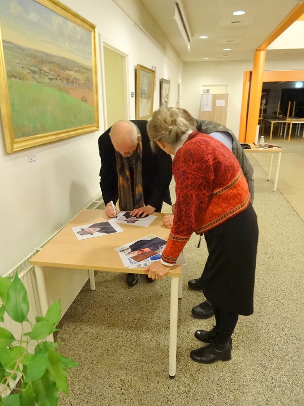 Niel Kristiansen sørger for foredragsholderens obligatoriske signatur på et et billede af foredragsholderen. Foto: F.P. 