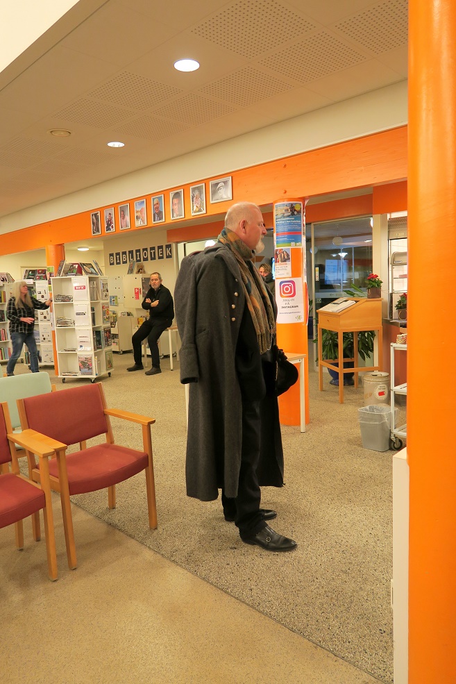 Aftenens foredragsholder Kåre Johannesen er netop ankommet i sit karakteristiske dress. Foto: F.P.