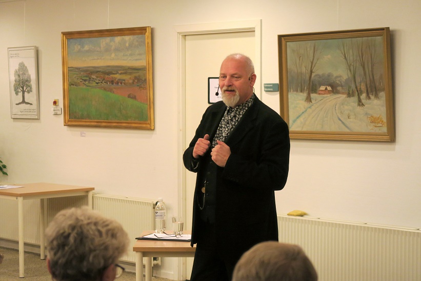 Kåre Johannesen under foredraget. Foto: F.P.
