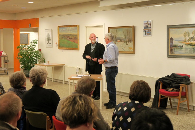 Svebølle Aktivitetscenters formand Karsten Ahrens takker Kåre Johannesen for en fantastisk aften. Foto: F.P.