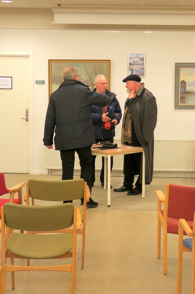 Aftenen er slut - Kåre Johannesen er klar til at tage af sted efter sit spændende foredrag. Foto: F.P.