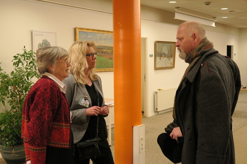 Kåre Johannesen hilser på Marlene Eide Paulsen fra biblioteksgruppen (t.v.) og bibliotekar Stine Veisegaard. Foto: F.P.