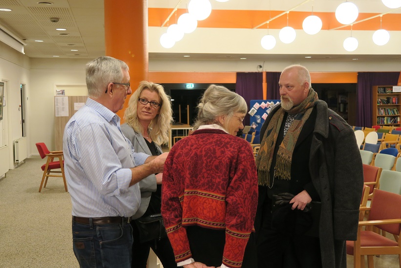 Aftenens foredragsholder Kåre Johannesen briefes. af Svebølle Aktivitetscenters formand Kasten Ahrens. Marleen Eide Paulsen fra biblioteksgruppen, t.h. og bibliotekar Stine Veisegaard ser til. Foto: F.P.