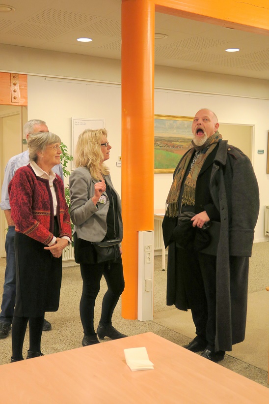 Ja, aftenens foredragsholder Kåre Johannesen kan åbne. Marlene Eide Paulsen og bibliotekar Stine Veisegaard ser forbavset til. Bag dem Karsten Ahrens. Foto: F.P.