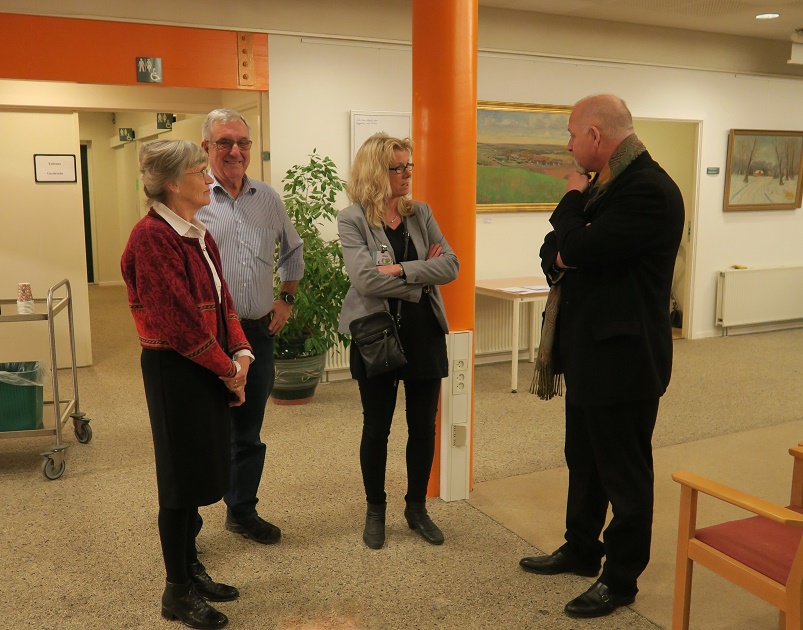 Kåre Johannesen får en snak med Marlene Eide Paulsen, Karsten Ahrens og Stine Veisegaard. Foto: F.P.