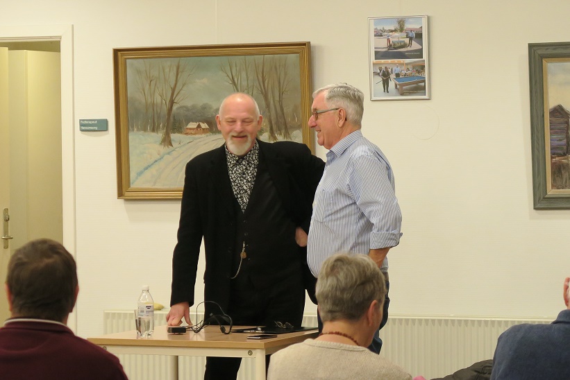 Aftenens foredragsholder Kåre Johannesen i snak med Svebølle Aktivitetscenters formand Karsten Ahrens Foto: F.P.