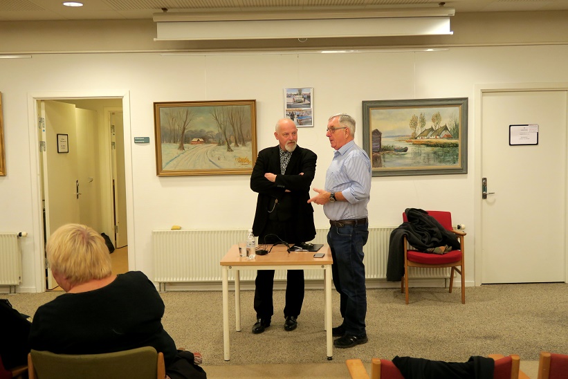 Kåre Johannesen i snak med Svebølle Aktivitetscenters formand Karsten Ahrens. Foto: F.P.