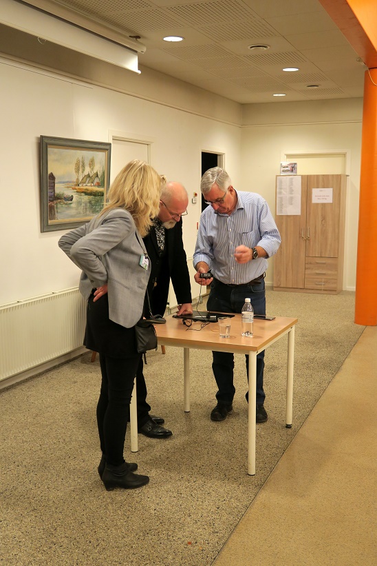 Kåre Johannesen vises til rette af Karsten Ahrens, men bibliotekar Stine Veisegaard ser til. Foto: F.P.