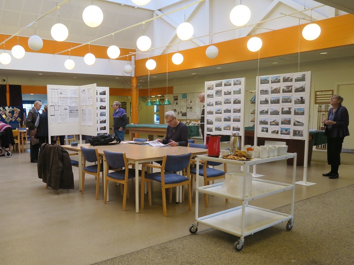 12 udstillingsrammer var tæt besat med billeder og tekst. Foto: F.P.